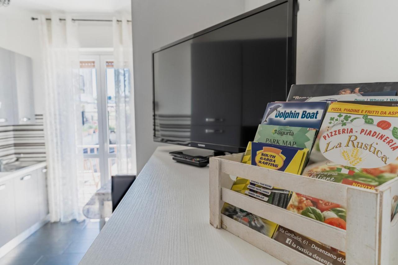 Red & Blu Apartments 데센자노델가르다 외부 사진